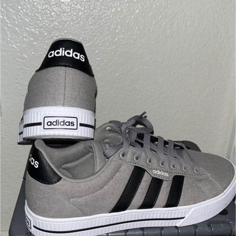Men's Adidas Sneaker
Size 8 1/2M